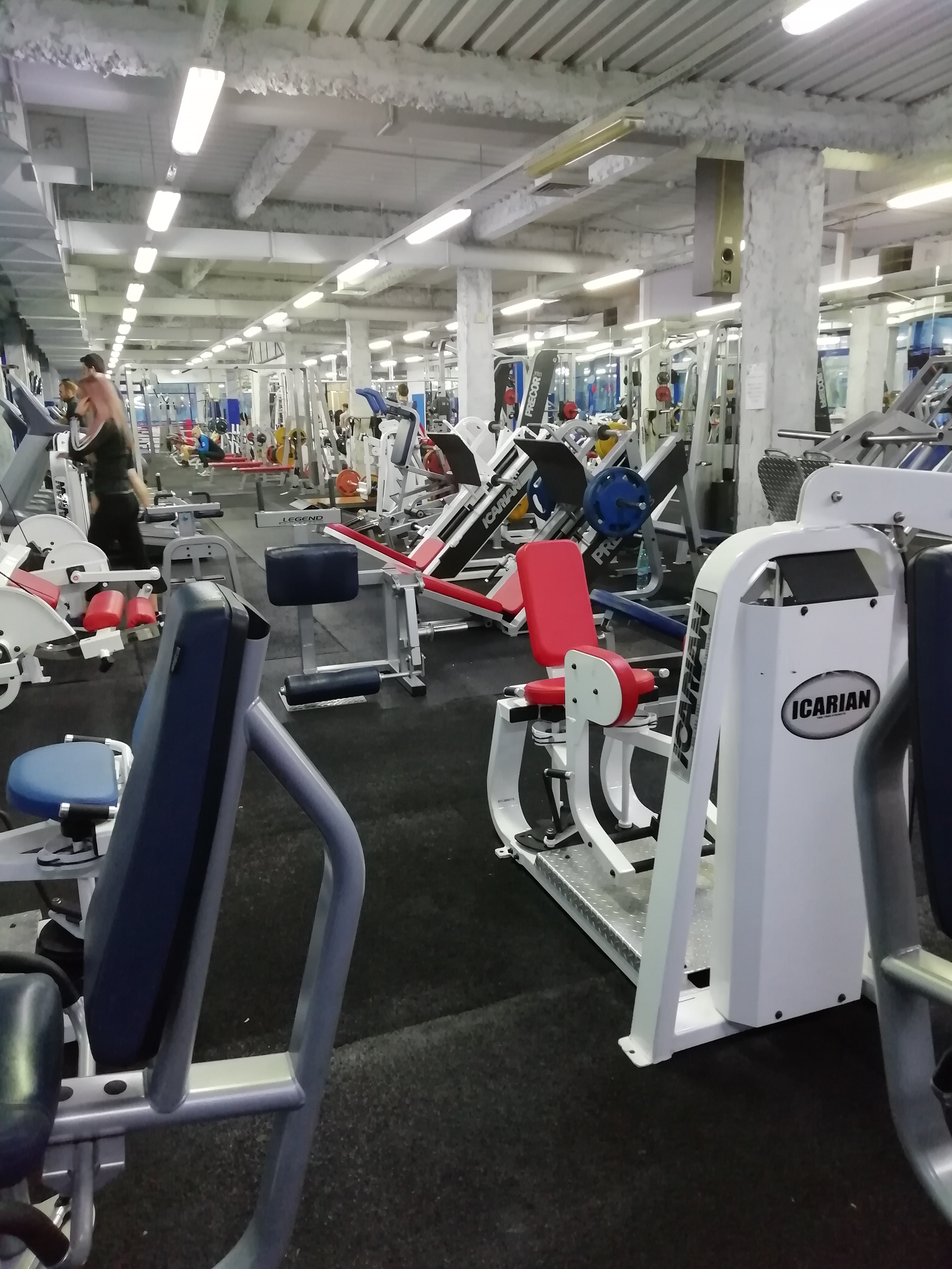 Современный тренажерный зал Еврофитнес